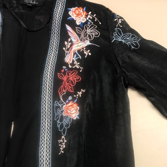 Beautiful embroidered kimono - Picture 2 of 8